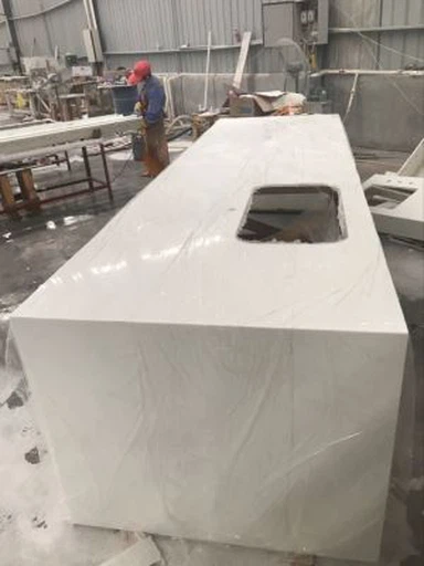 Bancada de vidro cristalizado com borda da cachoeira