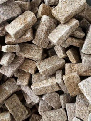 Pedra cúbica de granito amarelo caído