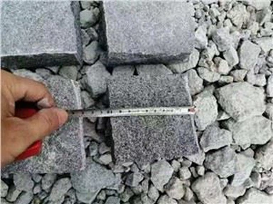 Cubos de granito cinza escuro para pavimentação e paisagismo