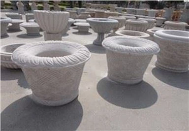 Área de jardim de plantadores de flores exteriores em granito