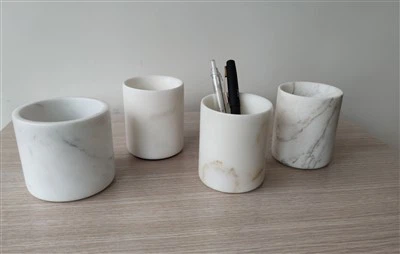 Porta-canetas de mármore