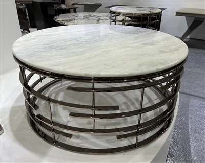 Móveis de metal com tampos de pedra